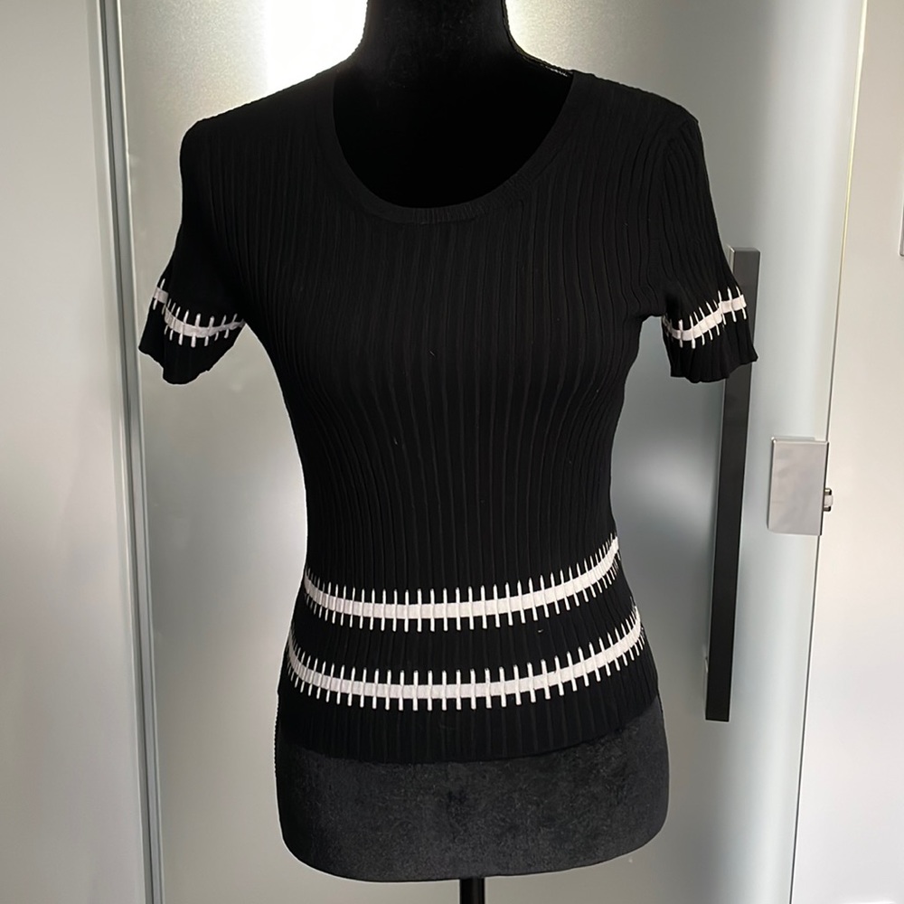 ARMANI EXCHANGE short sleeve sweater. Size XS. Black and white